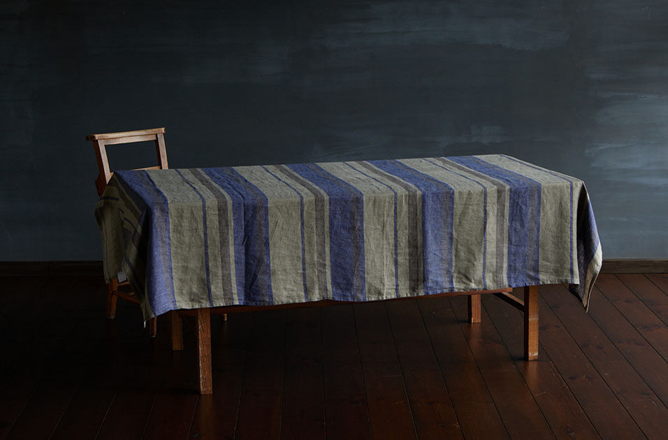 印象的な不規則ストライプ柄の麻素材