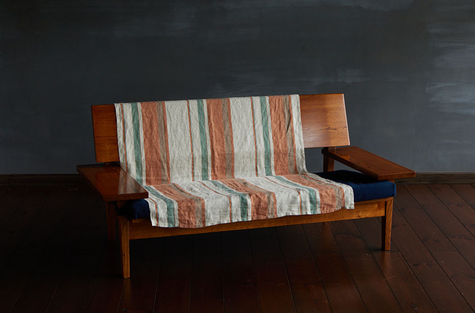 印象的な不規則ストライプ柄の麻素材