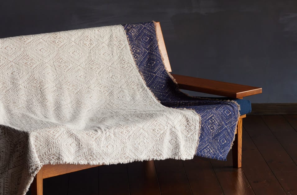 素朴さと、洗いを重ねるほどに育っていく風合いが魅力のこぎん刺子柄