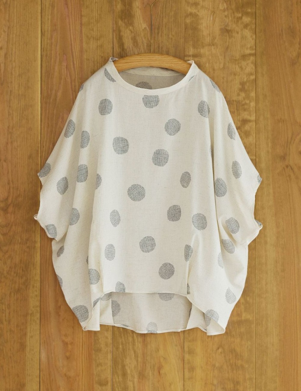 風をはらむ涼やかなトップス