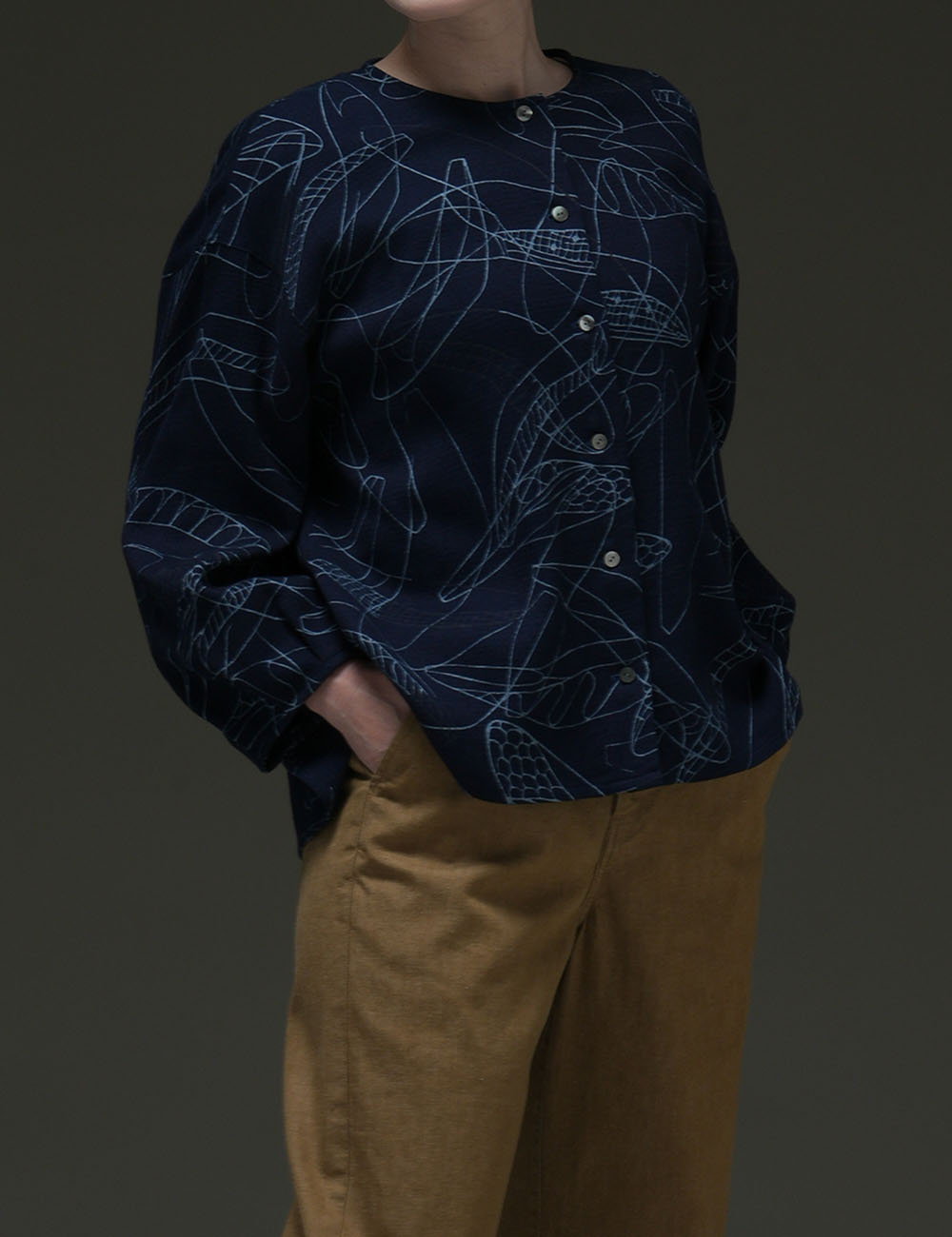 インディゴ抜染 羽の音柄 ブラウス鍋菜（なべな）