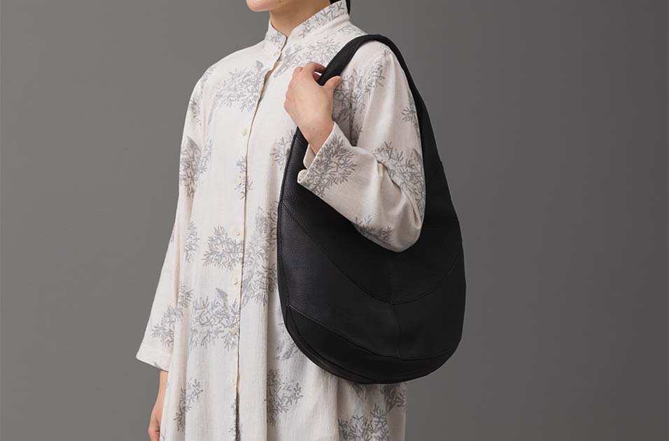手元に上品な個性を携えて。革のトートバッグとハンドバッグ