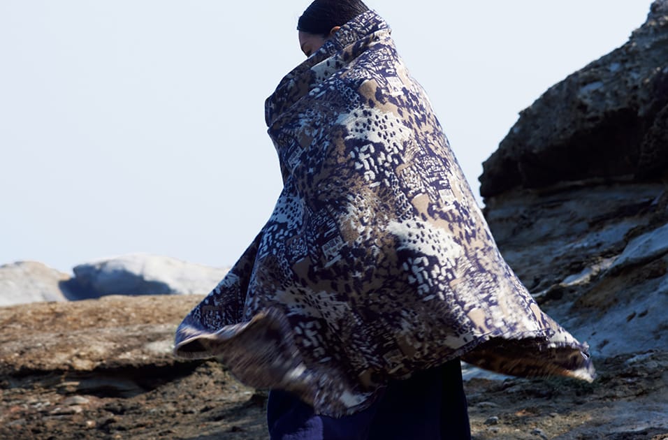 大森の夜明けを織り込んだ、カシミヤブレンドのやわらかなぬくもり。二重織夜明けのまち柄