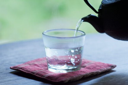 美肌を育てる暮らしのリズム。夜の肌糧、朝の白湯。