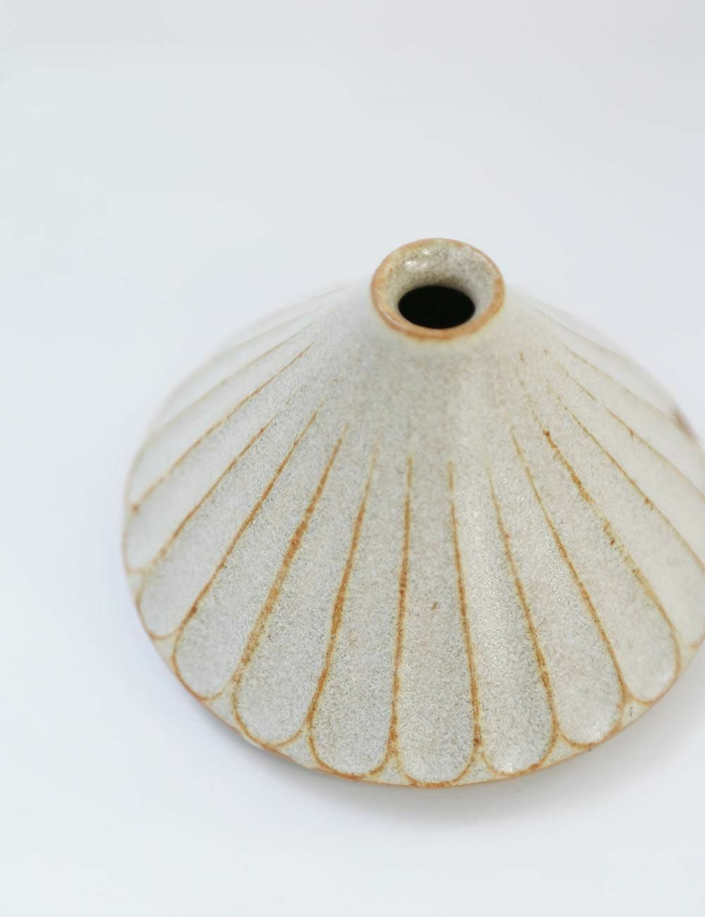 しのぎ山型一輪挿し｜嶋田窯 | 石見銀山 群言堂オンラインストア