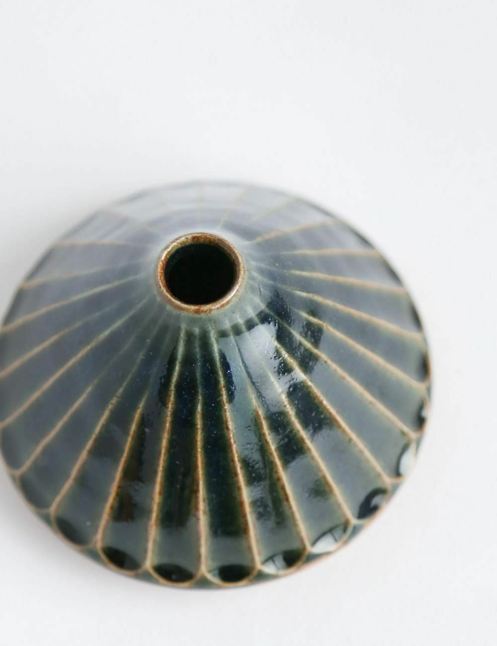 しのぎ山型一輪挿し｜嶋田窯 | 石見銀山 群言堂オンラインストア