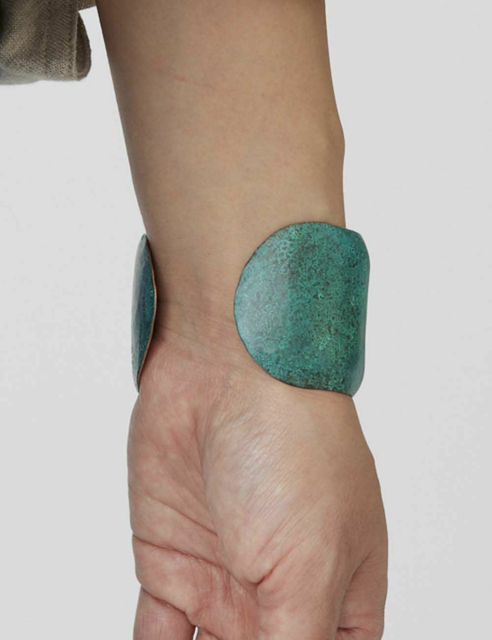 斑紋バングル太緑｜Bijoux Kei | 石見銀山 群言堂オンラインストア