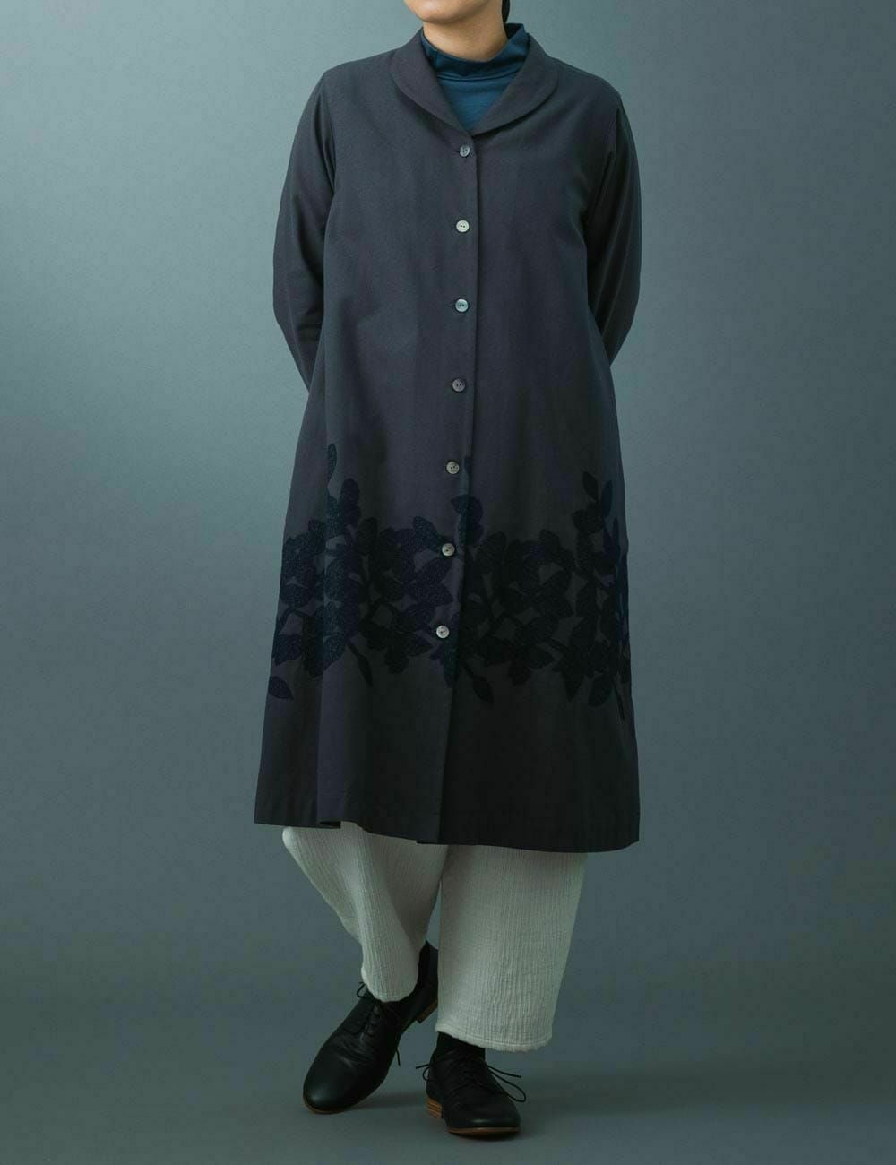 木陰の鳥刺繍ジャケット栃葉人参（とちばにんじん） | 石見銀山 群言堂