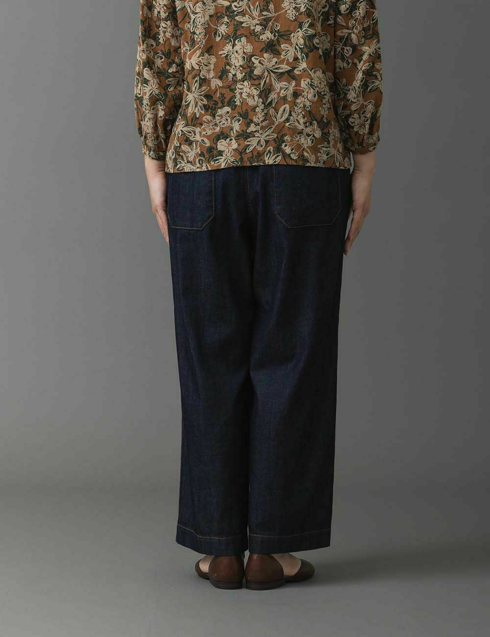 三綾ナチュラルデニムパンツ薄（すすき） | 石見銀山 群言堂オンライン