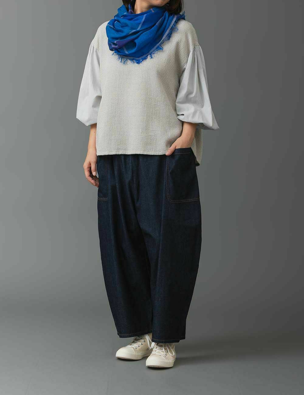 三綾ナチュラルデニムパンツ山芹（やませり） | 石見銀山 群言堂