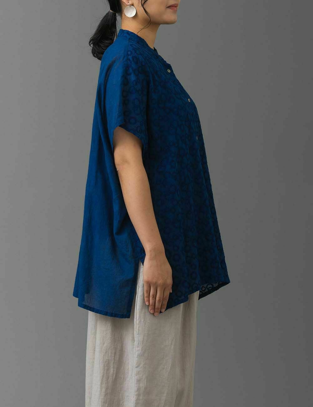 藍染青い花刺繍ブラウス千振（せんぶり） | 石見銀山 群言堂オンライン