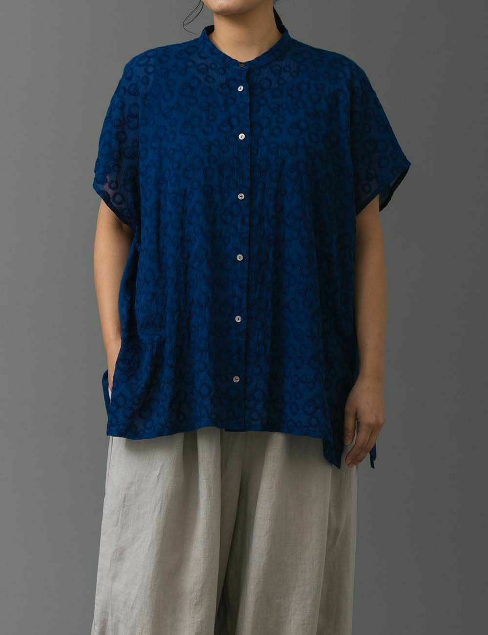 藍染青い花刺繍ブラウス千振（せんぶり） | 石見銀山 群言堂オンライン