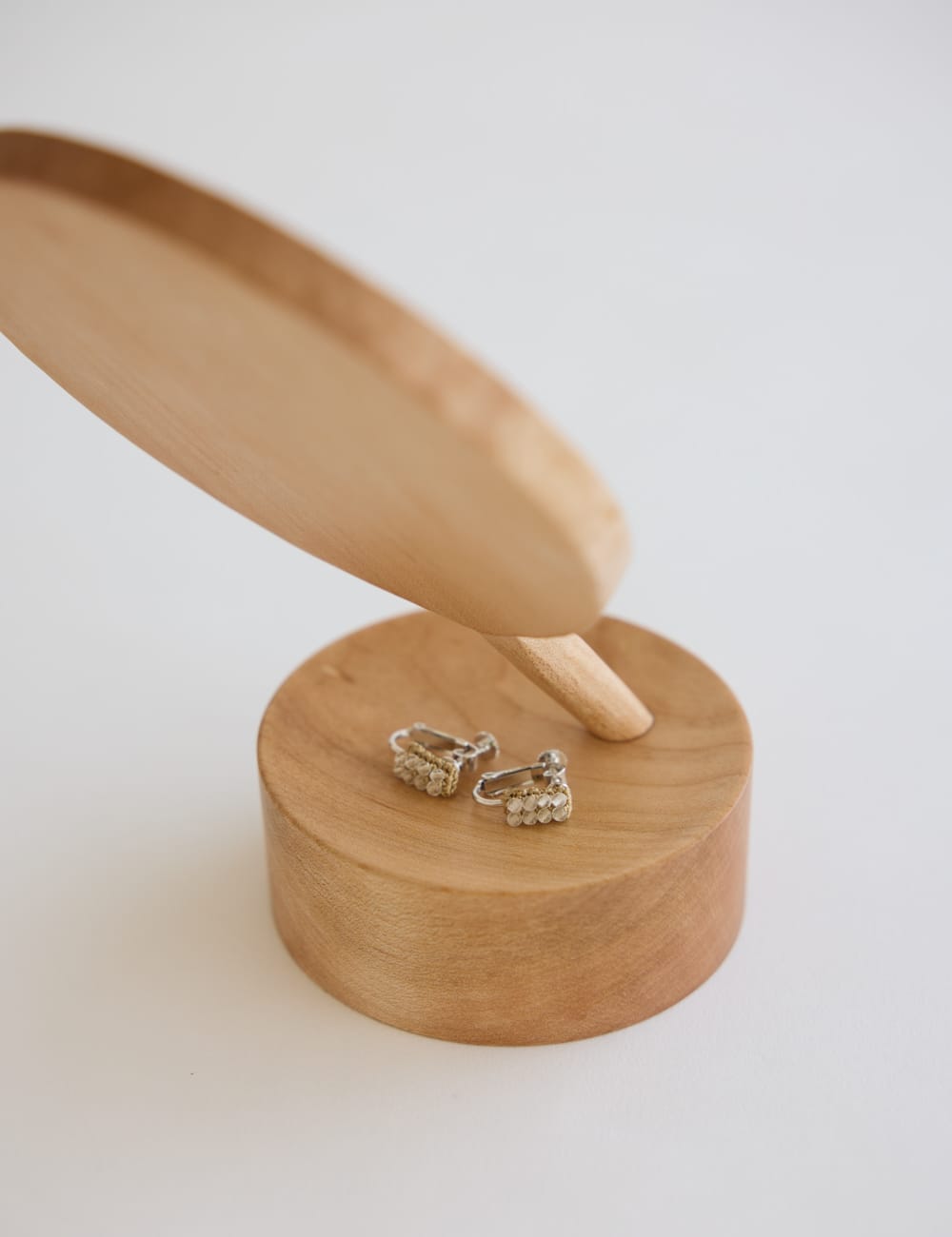 美空ひばり  手鏡 スタンド付き手鏡｜hirven woodworks | 石見銀山 群言堂オンラインストア