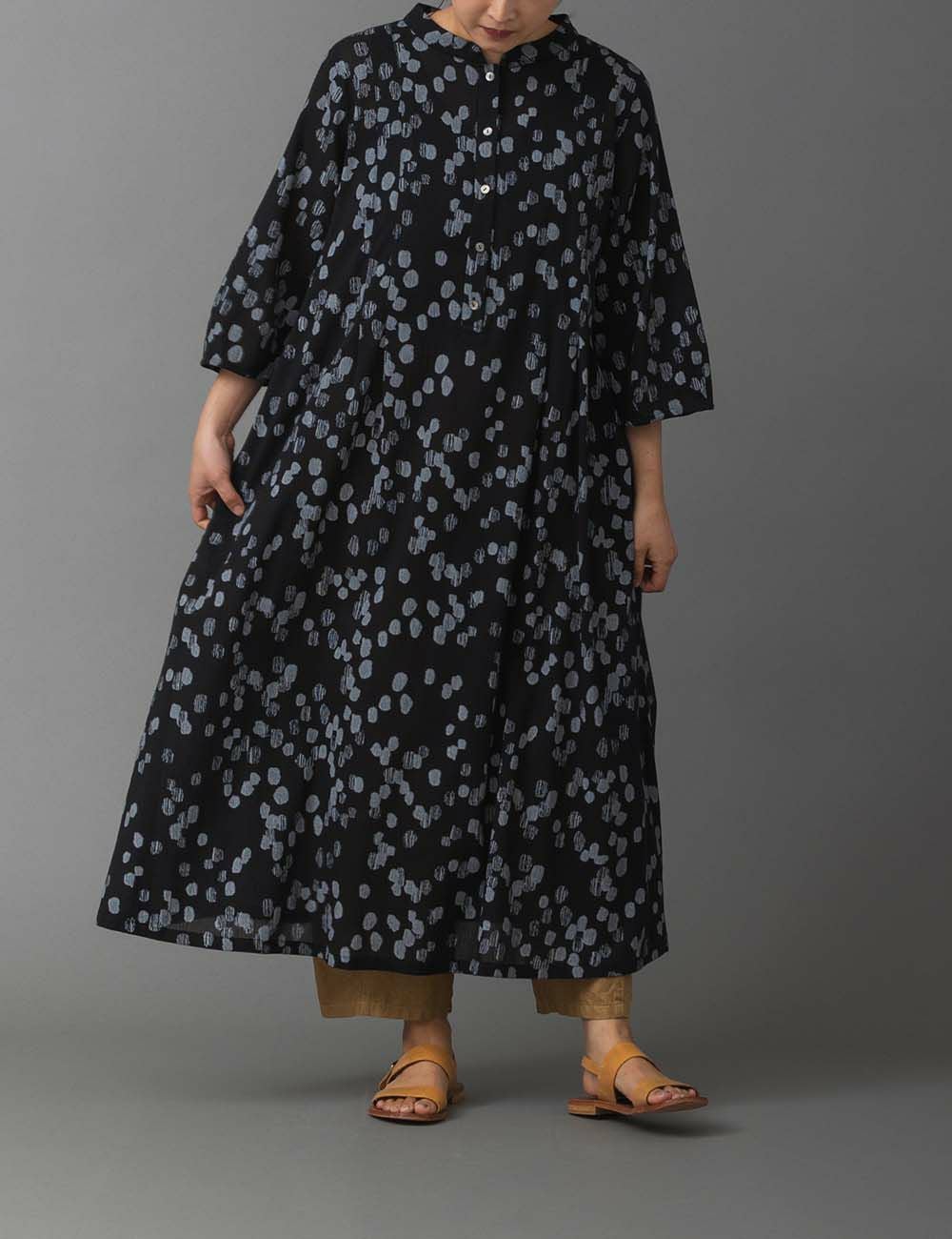 GIVENCHYの紺と淡黄グレーの総柄100%シルク長袖ワンピース　新品同様 楊柳あられプリントワンピース白南天（しろなんてん） | 石見銀山 群言 ワンピース
