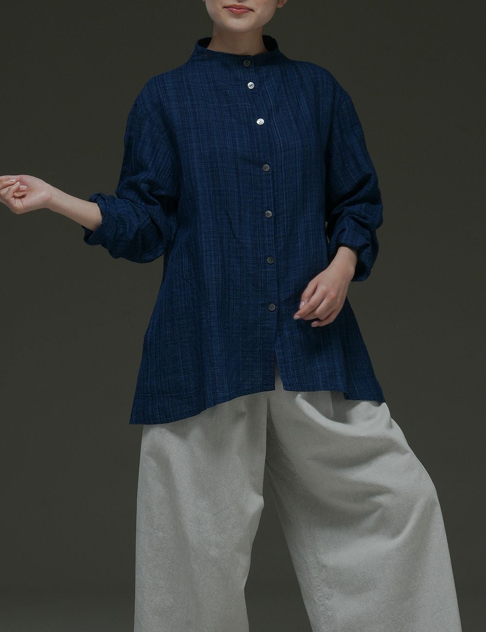 藍染綿麻雨絣ブラウス吾亦紅（われもこう） | 石見銀山 群言堂