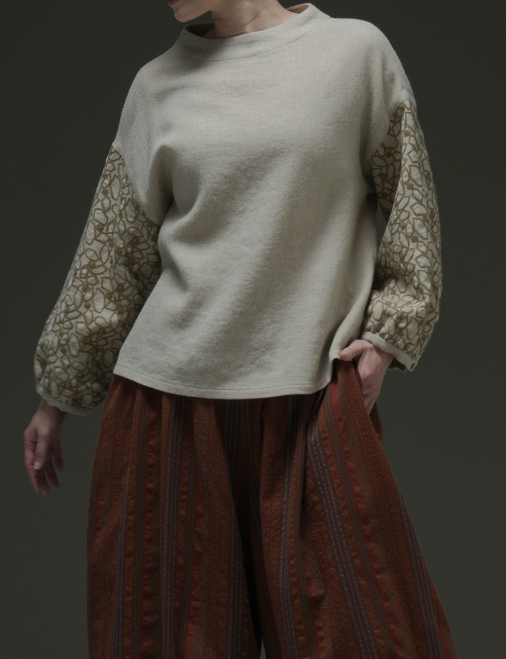 落ち葉刺繍プルオーバー糊空木（のりうつぎ） | 石見銀山 群言堂