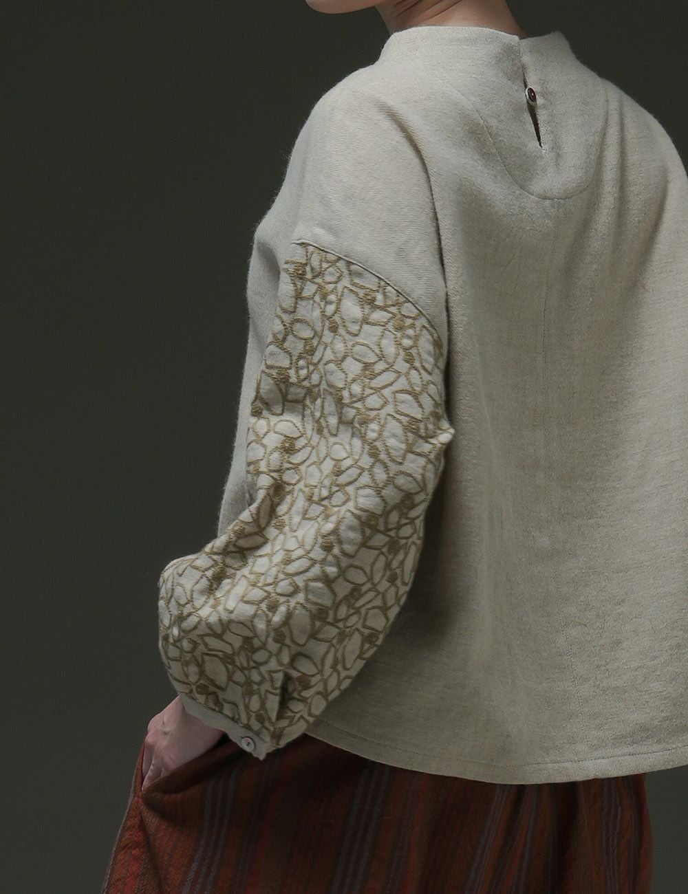 落ち葉刺繍プルオーバー糊空木（のりうつぎ） | 石見銀山 群言堂