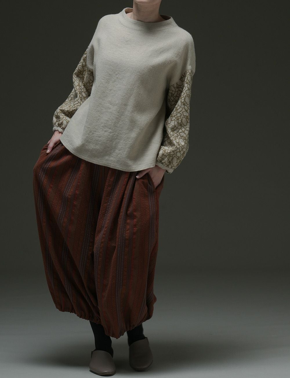 落ち葉刺繍プルオーバー糊空木（のりうつぎ） | 石見銀山 群言堂