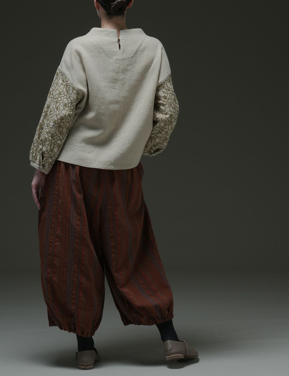 落ち葉刺繍プルオーバー糊空木（のりうつぎ） | 石見銀山 群言堂