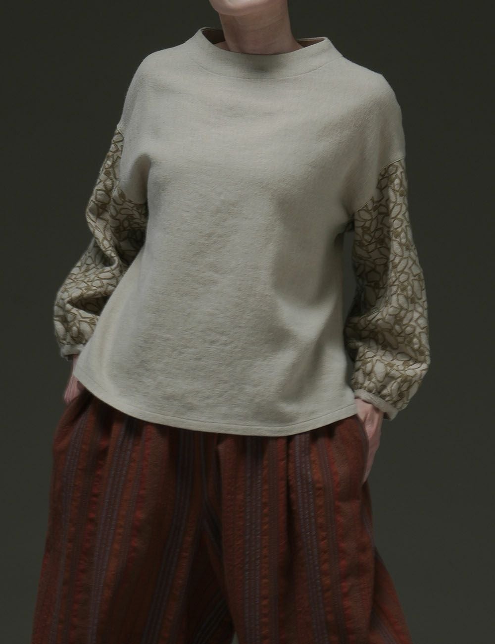 落ち葉刺繍プルオーバー糊空木（のりうつぎ） | 石見銀山 群言堂