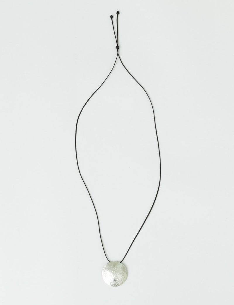 錫満月ネックレス