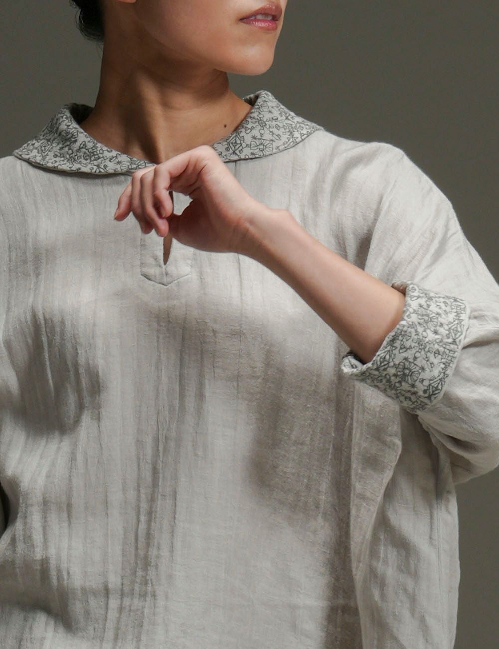 海のこぎん柄刺繍プルオーバー筆草（ふでくさ） | 石見銀山 群言堂