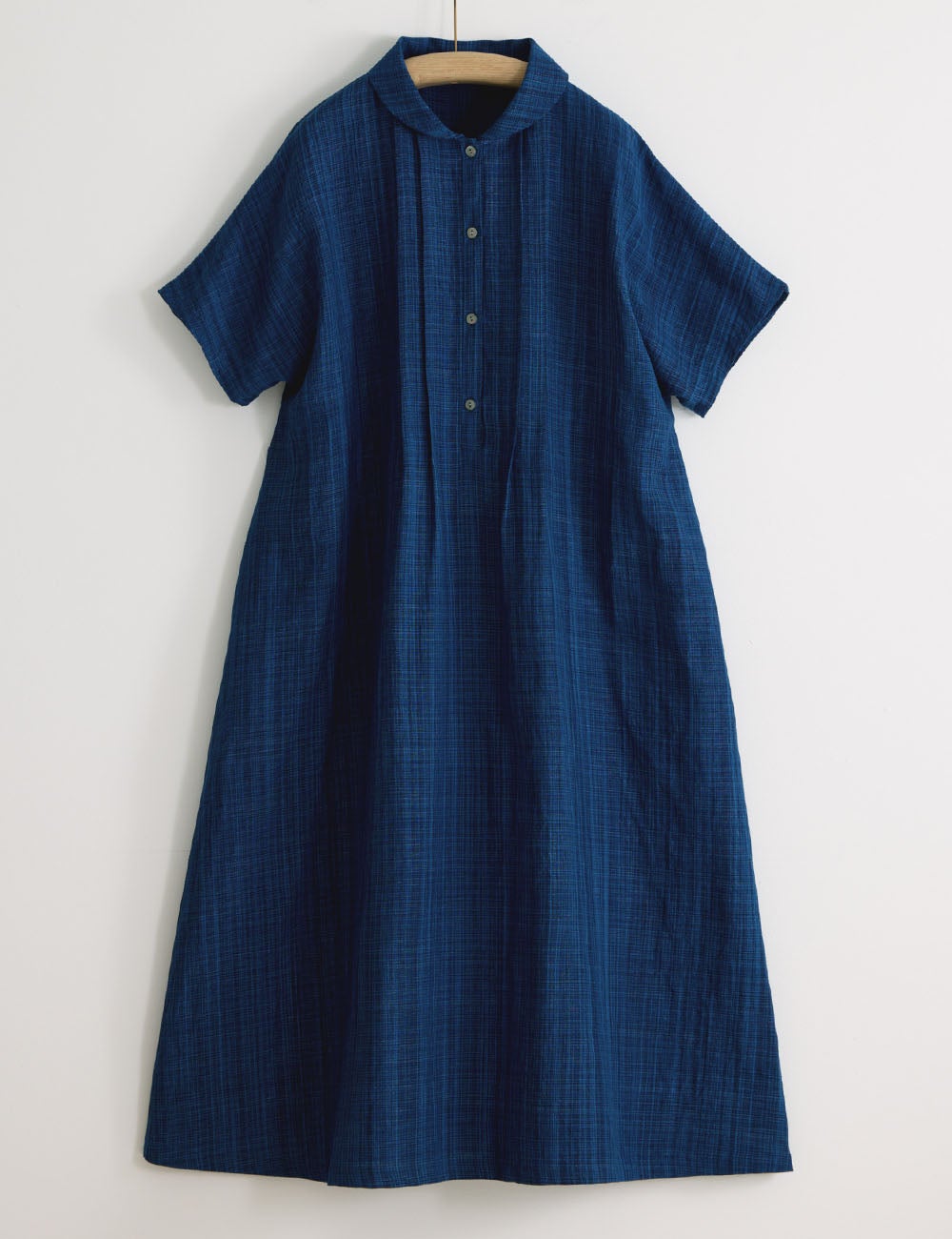 夏空に映える藍の衣