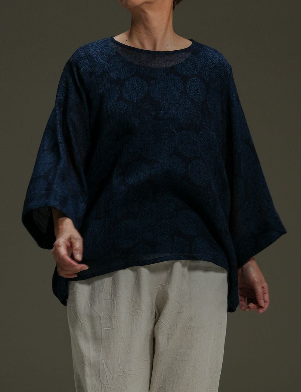 インディゴからみ浮遊花プルオーバー青葛（あおかずら）