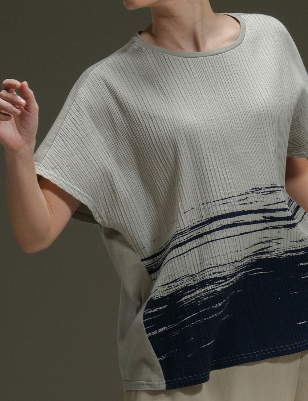 ストレッチプリーツ波柄プルオーバー桑草（くわくさ）