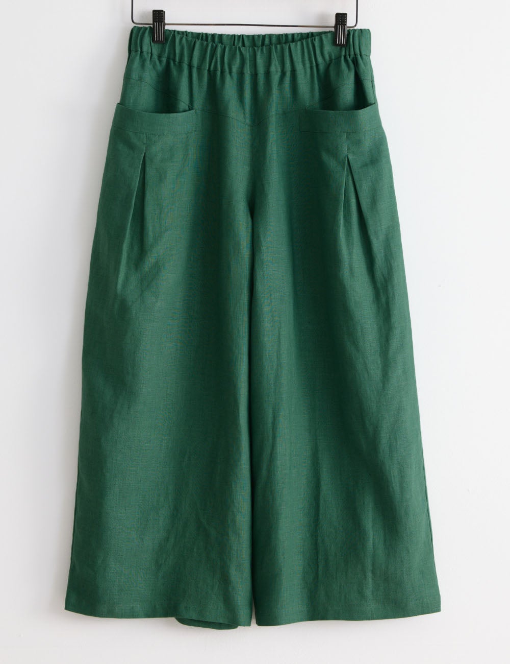 颯爽と歩く夏のボトムス