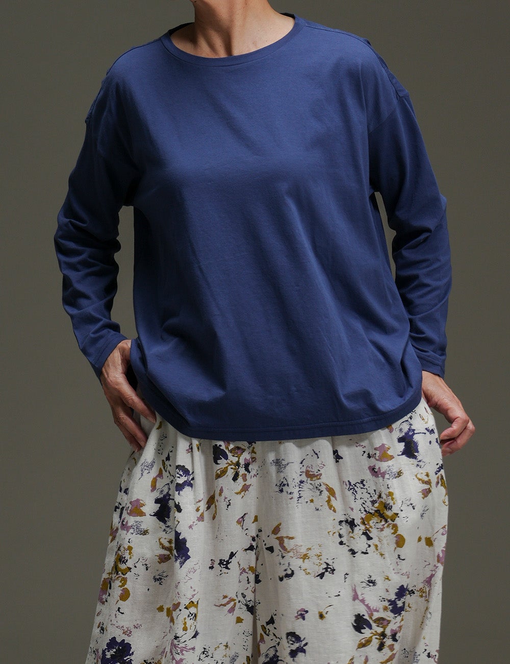 なめらかシアー天竺プルオーバー青文字（あおもじ）