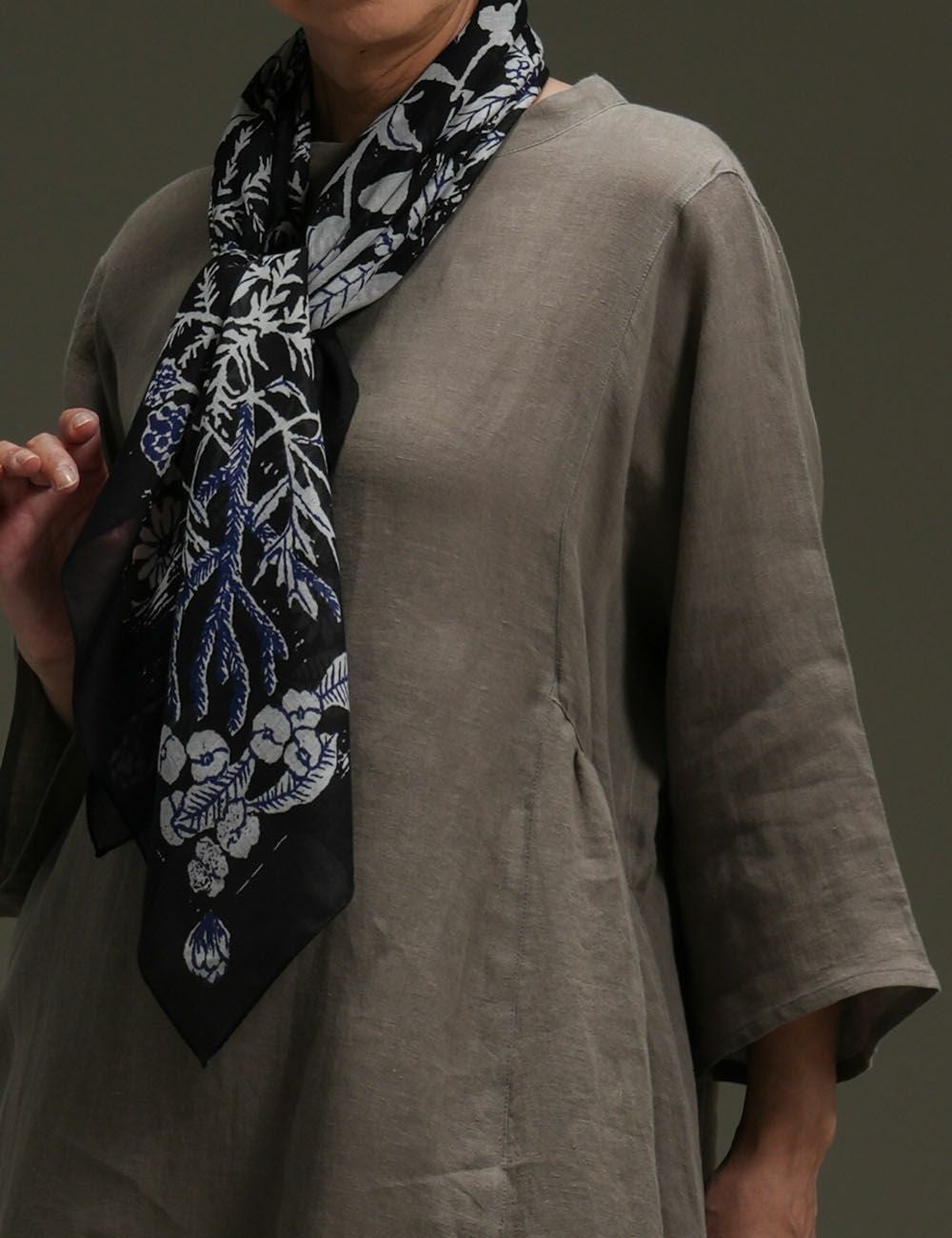 コットンスカーフ花遊び柄