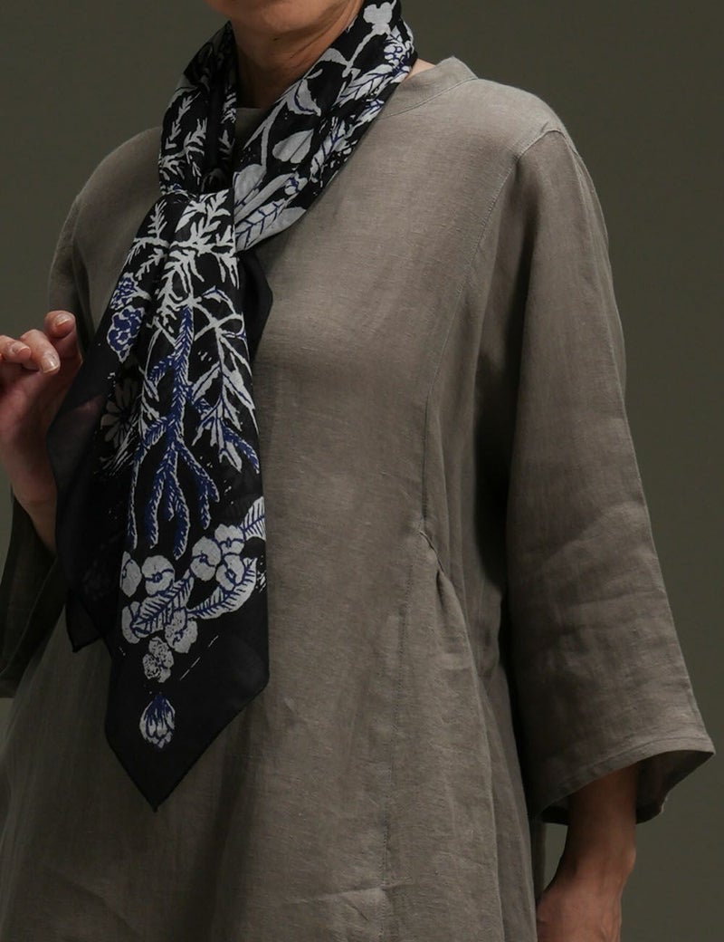 コットンスカーフ花遊び柄